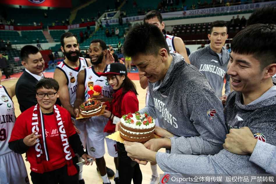 CBA赛场温情一幕:广州龙狮为衡艺丰送上“特别”生日祝福 尽管被蛋糕糊住了眼睛,衡艺丰却丝毫不在意,脸上依然挂着灿烂而幸福的笑容,享受着来自团队的独特关爱。