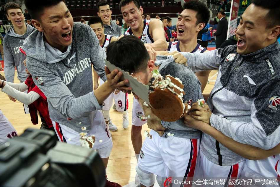 CBA赛场温情一幕:广州龙狮为衡艺丰送上“特别”生日祝福 恶作剧成功的队友们迅速散开,留下满身奶油的寿星,整个更衣室里充满了快活的空气,庆祝气氛达到最高潮。