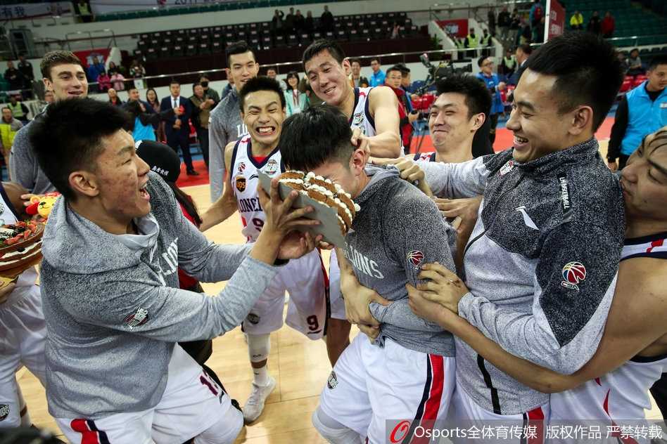CBA赛场温情一幕:广州龙狮为衡艺丰送上“特别”生日祝福 在一片欢声笑语中,衡艺丰闭上眼许下心愿,站在他身旁的队友们则早已蓄势待发,准备送上最热烈的“蛋糕袭击”。