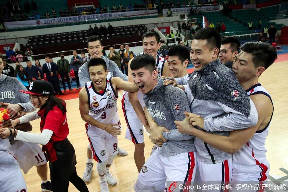 CBA赛场温情一幕:广州龙狮为衡艺丰送上“特别”生日祝福 一旁的队友们看着寿星的“狼狈”模样,纷纷开怀大笑,球队其乐融融的融洽氛围在这一刻展现得淋漓尽致。