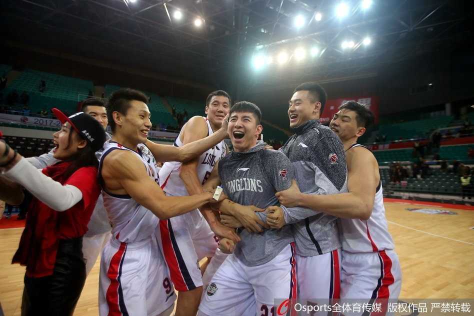 CBA赛场温情一幕:广州龙狮为衡艺丰送上“特别”生日祝福 庆祝过后,衡艺丰在队友的帮助下清理脸上的奶油,虽然满身狼藉,但脸上洋溢的笑容证明了他此刻内心的快乐与感动。