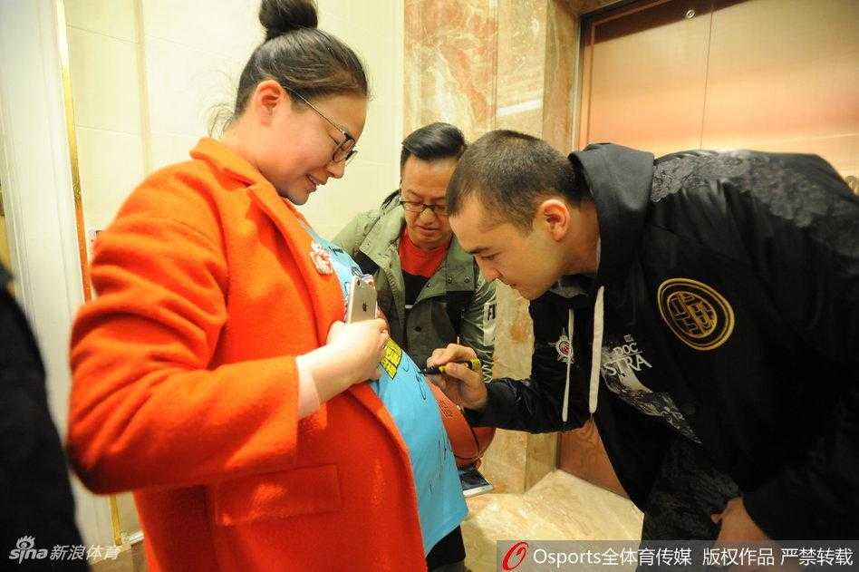 🎉新疆篮球不眠夜:可兰白克激情发言,蒋兴权见证,西热力江抱子同庆 李根手拿手机专心致志地为台上的队友拍照,神情十分投入