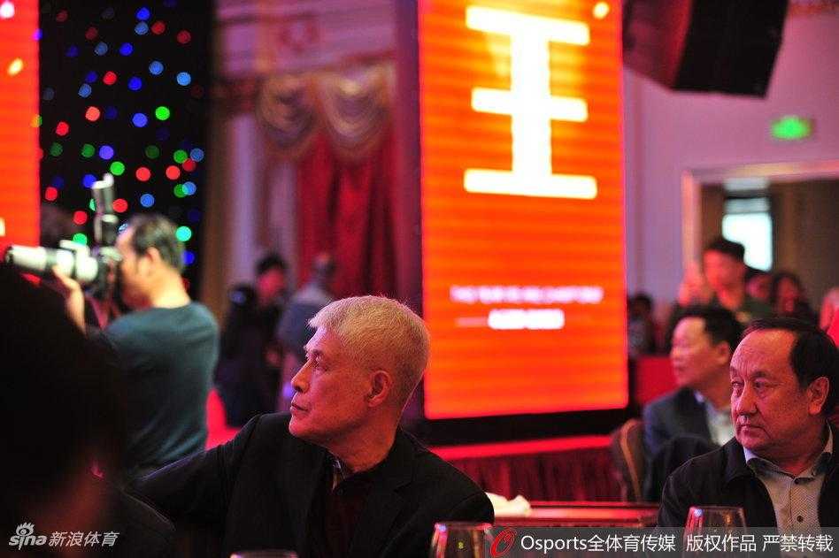 🎉新疆篮球不眠夜:可兰白克激情发言,蒋兴权见证,西热力江抱子同庆 功勋主帅蒋兴权满头银发出席庆功宴,神情专注地看着台上的弟子们