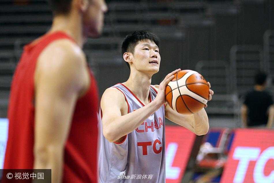 🏀 夏日砺剑:中国男篮蓝队东莞冲刺,中澳对抗赛前夕备战正酣 场边的战术板画满了复杂的跑位路线,李根和队友们围坐在一起聆听布置,这种聚精会神的交流,正是团队篮球在备战期的真实写照。