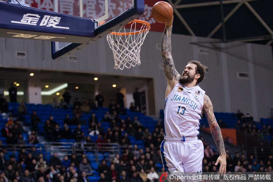 🏀 热血燃爆瞬间:CBA常规赛第36轮全景聚焦 辽宁队哈德森在高速突破中面对两人夹击,空中扭腰拉杆,用一记极富想象力的低手上篮躲过封盖,动作舒展如杂耍般将球送入篮网。