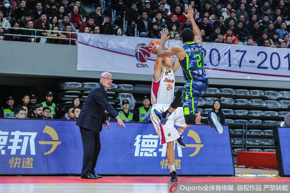 🏀 热血燃爆瞬间:CBA常规赛第36轮全景聚焦 福建队王哲林在四川队多人围堵下,强行卡住身位摘下前场篮板,随后利用强壮的身体顶开防守,强硬放篮得手,展现了一夫当关的气势。