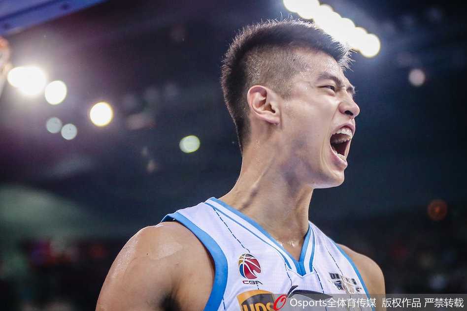 🏀 热血燃爆瞬间:CBA常规赛第36轮全景聚焦 北京首钢队翟晓川腾空而起,犹如一张巨网罩向新疆队的投篮,一记遮天蔽日的钉板大帽将球狠狠摁在篮板上,展现了国产前锋的顶级防守威慑力。