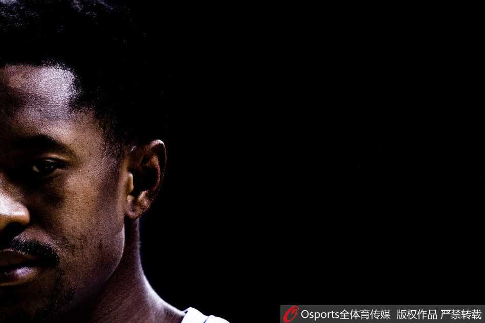 🏀 热血燃爆瞬间:CBA常规赛第36轮全景聚焦 易建联在浙江队内线群中如巨人般跃起,以雷霆万钧之势完成单手劈扣,对手只能望球兴叹,篮筐在他手中仿佛都在颤抖。