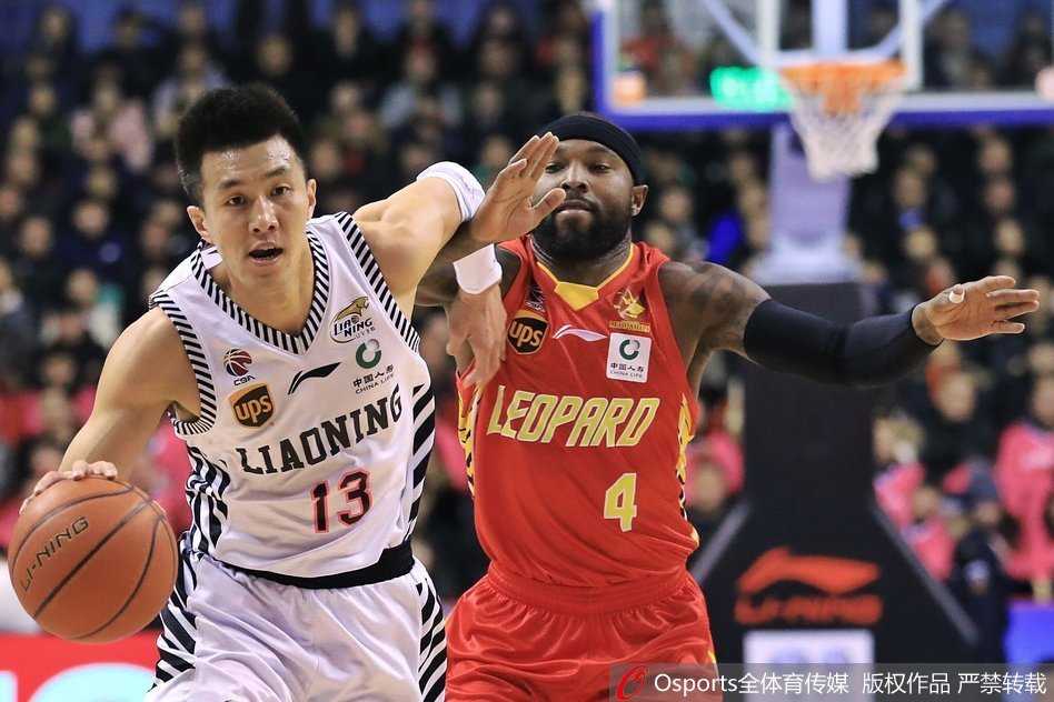 🏀 热血燃爆瞬间:CBA常规赛第36轮全景聚焦 辽宁队郭艾伦如灵蛇出洞,利用背后运球晃开防守重心,瞬间加速穿越深圳队层层防线,留给对手一个追之不及的闪电背影。