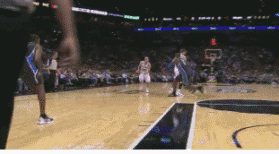 吉诺比利如同一道银色闪电，在活塞队的铁桶阵中扭曲身体，用不可思议的角度将球送进篮筐，仿佛在跳一曲探戈。