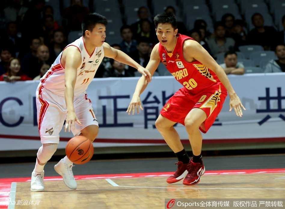 比赛结束后，深圳队员顾全面带微笑接受采访，本场他砍下25分，是球队获胜的重要功臣。