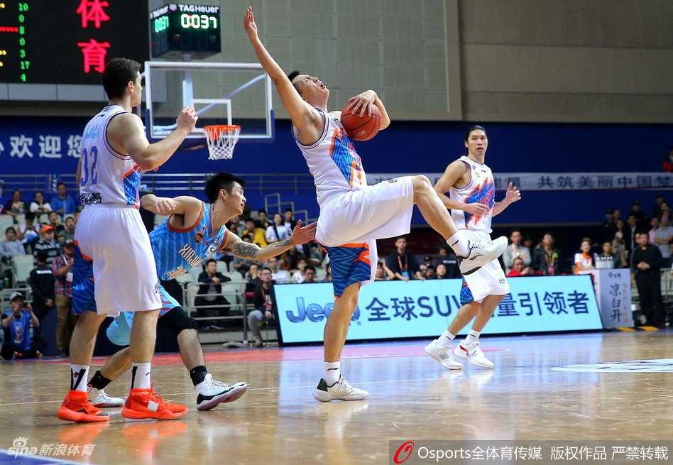 天津队大外援霍尔曼与辽宁内线韩德君展开肌肉绞杀，两人手臂纠缠，面目狰狞，篮球在指尖争夺，这不仅是力量的对抗，更是意志的肉搏。