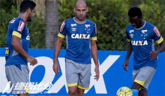 克鲁塞罗惨败巴拉纳竞技遭7连败,拉法·席尔瓦开场染红 克鲁塞罗惨败巴拉纳竞技遭7连败,拉法·席尔瓦开场染红