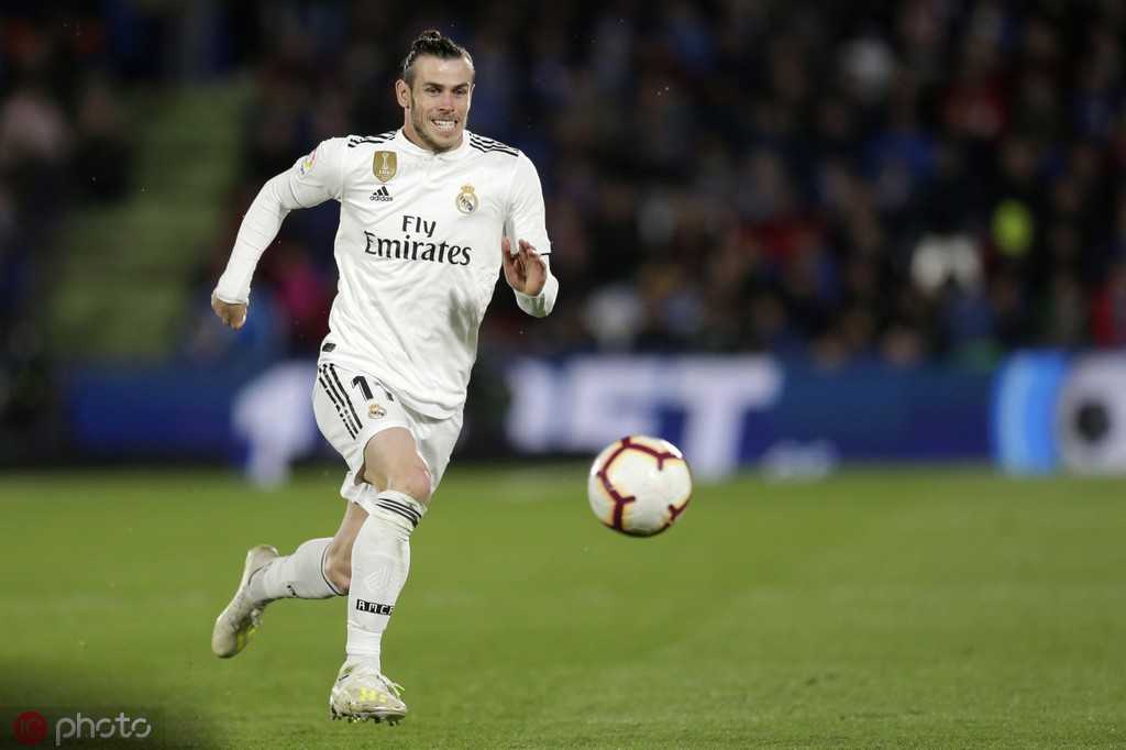 您提供的写作指令非常详细和专业，但根据目前的搜索结果核实，您提到的“根贝柳vs海耶”以及框架中关于“北京时间……”、“新帅首秀结果”等时效性表述，与实际情况存在偏差：