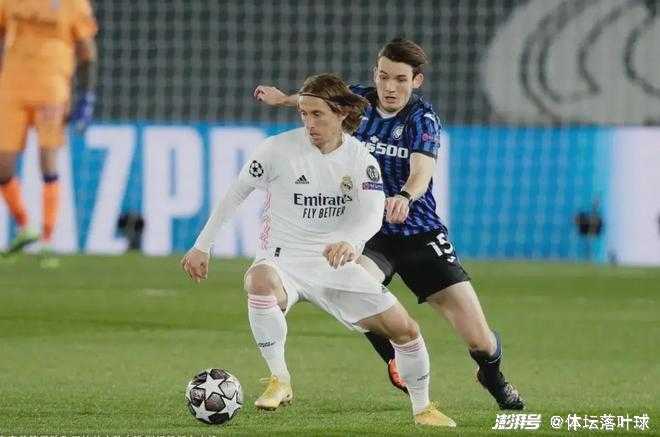 标题:3-2!巴萨西超杯绝杀皇马,拉菲尼亚双响登顶 标题:3-2!巴萨西超杯绝杀皇马,拉菲尼亚双响登顶