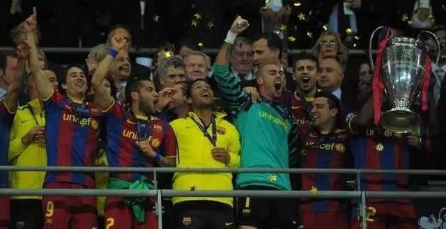 根据你的要求，我整理了一篇关于巴萨4-0横扫曼联的赛事复盘。资料显示这场比赛发生在2018-19赛季，是一轮经典的欧冠碾压局。