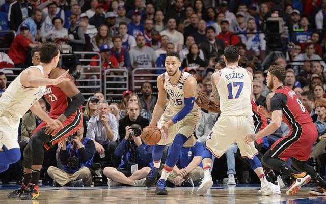 马刺107-92终结勇士12连胜，伦纳德26分7抢断攻防统治