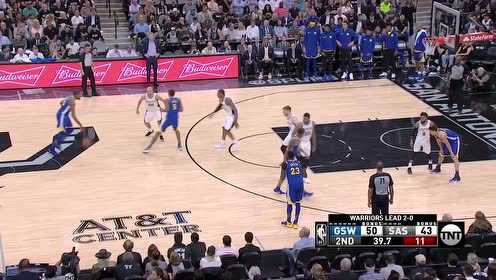 马刺107-92终结勇士12连胜，伦纳德26分7抢断攻防统治