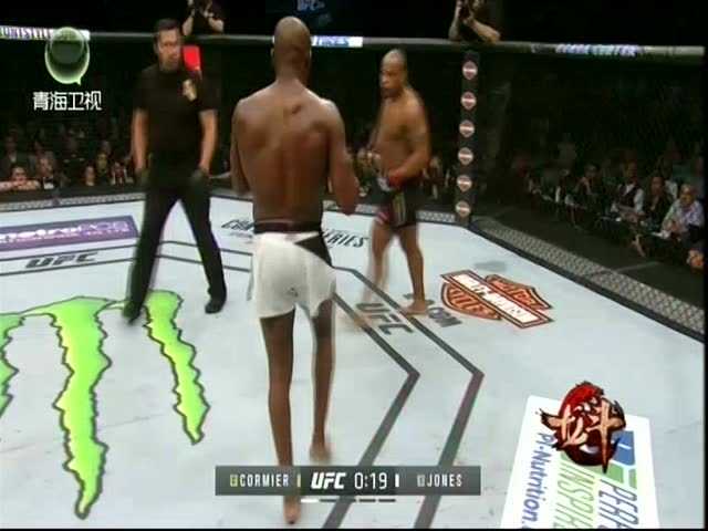 UFC214“骨头”琼斯第三回合变线踢TKO科米尔