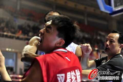 冲突之后主场崩盘！刘维伟怒斥韦瑟斯庞+16分领先遭广东加时逆转