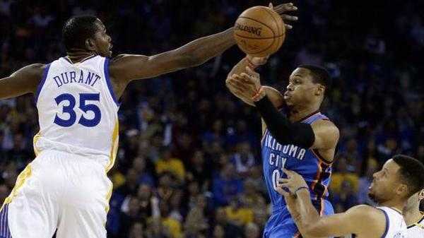 勇士121-118险胜雷霆：库里12记三分射落西部霸主