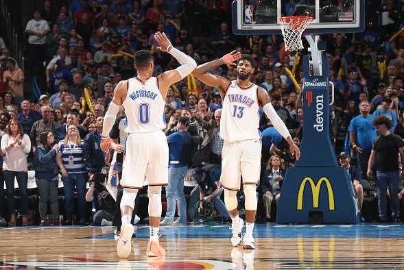 勇士121-118险胜雷霆：库里12记三分射落西部霸主