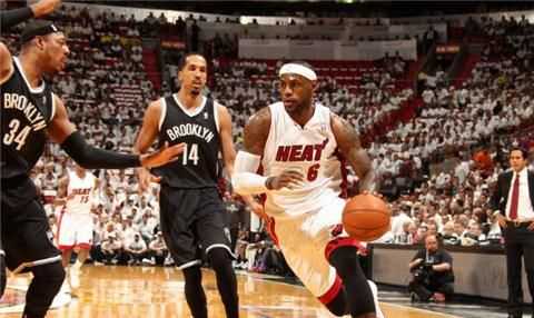 勒布朗三双封神！热火121-106击溃雷霆4-1加冕2012总冠军