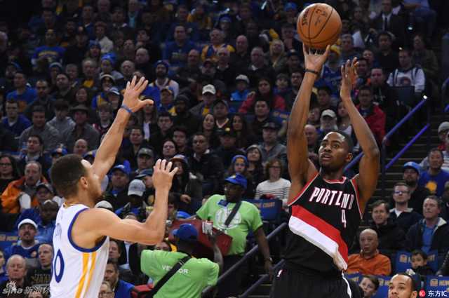 季后赛首秀杜兰特32+10压双枪75分，勇士末节15-2攻势主场擒开拓者