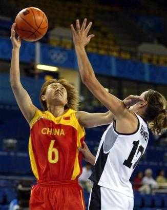 张子宇36+13统治内线，宫鲁鸣执教首秀中国U18女篮90-68大胜新西兰