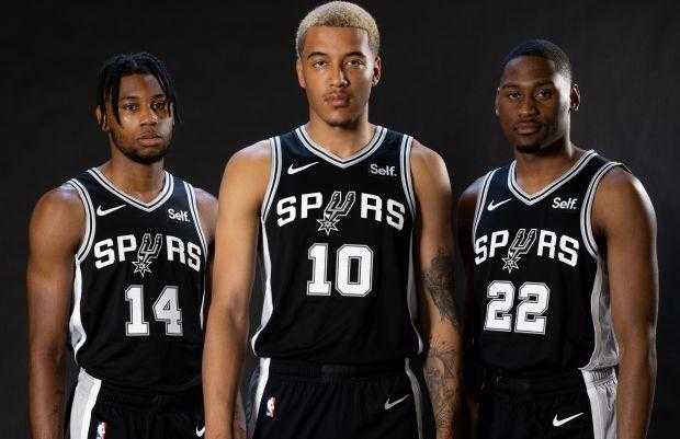 马刺123-98大胜灰熊豪取7连胜，文班亚马19+15+7帽