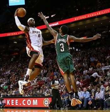 残阵勇士险掀翻西部第一 亚历山大关键三分定胜局