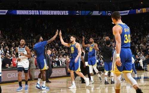 水花57分勇士横扫雷霆，威少低迷冲突四人吃T