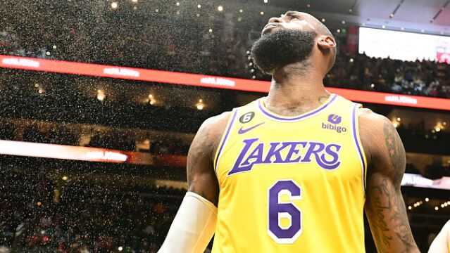 科比里程碑+关键2+1定胜局，湖人客场114-109险胜老鹰止四连败